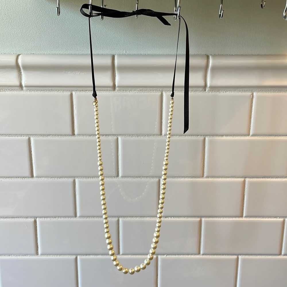 Long ribbon pearl necklace